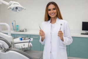 Roupa de dentista: o que ela comunica sobre higiene e profissionalismo no atendimento